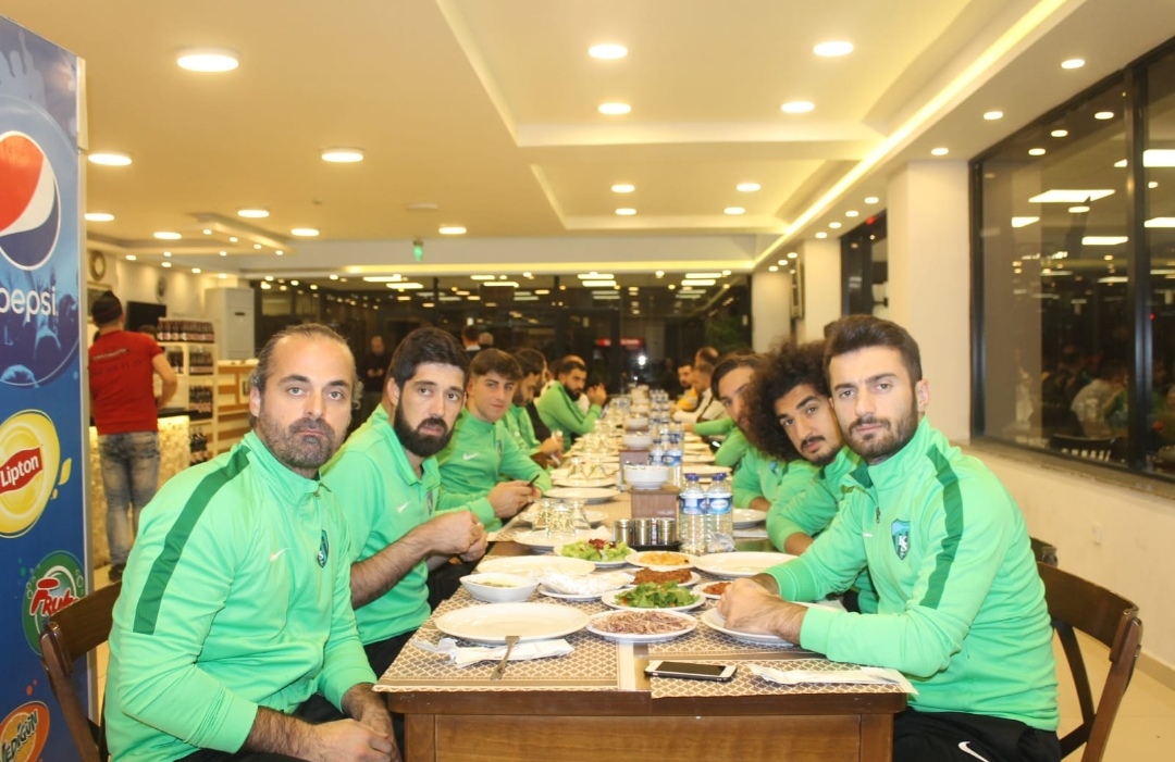Elazığ Belediye Spor Fk maçı öncesi moral yemeği yedik.