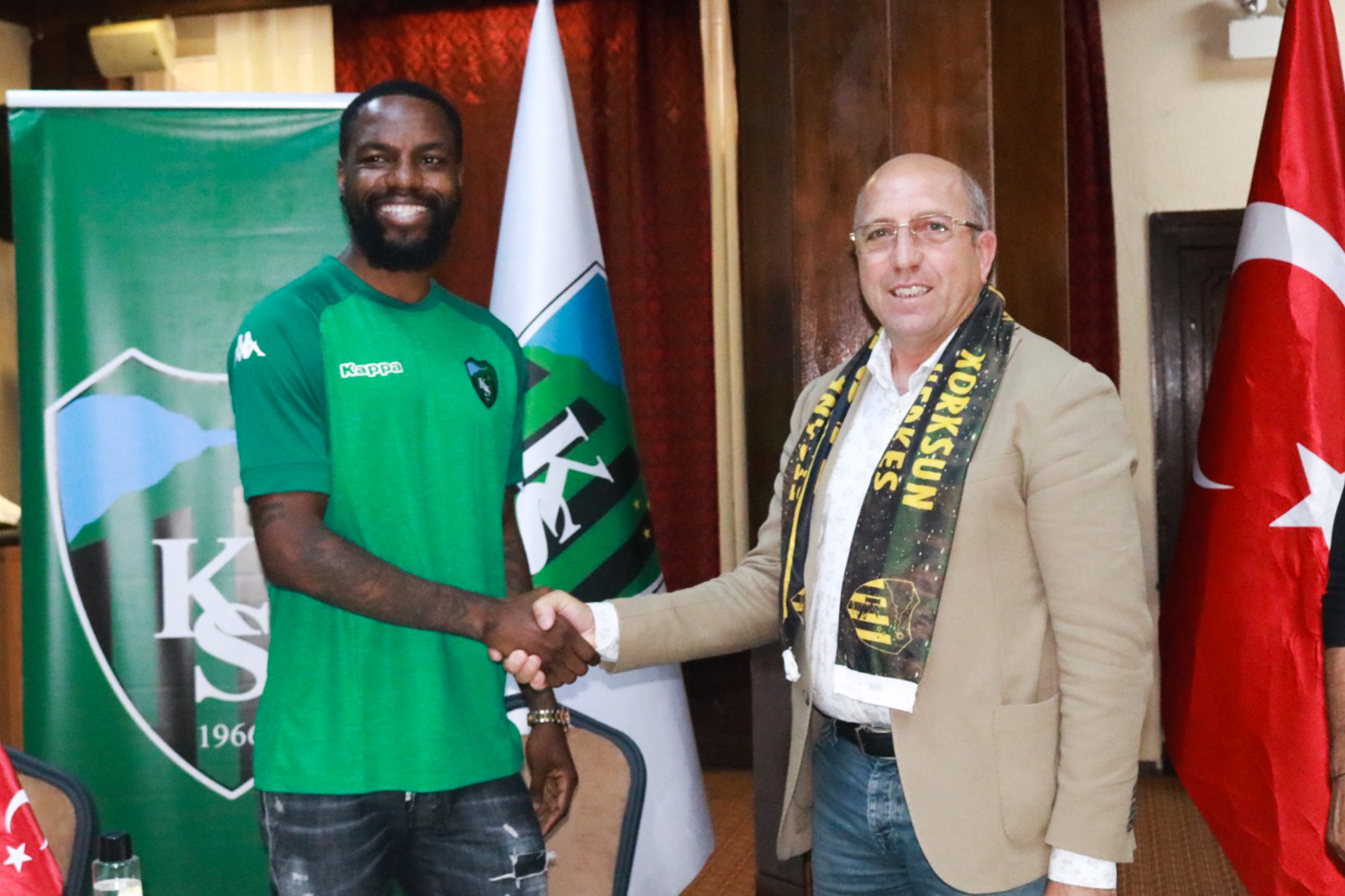 Futbolcumuz Georges Constant Mandjeck için imza töreni düzenlendi.