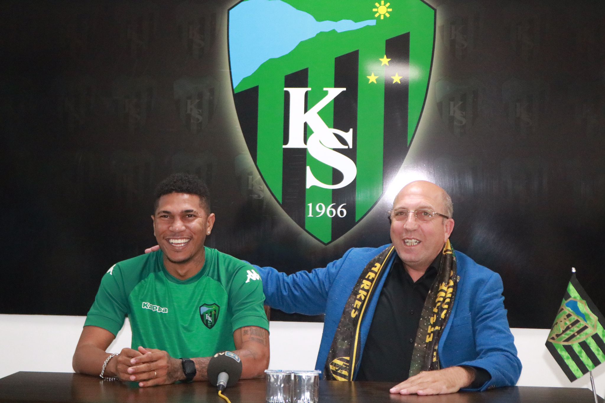 Futbolcumuz Terrence Leonard Tisdell için imza töreni düzenlendi.