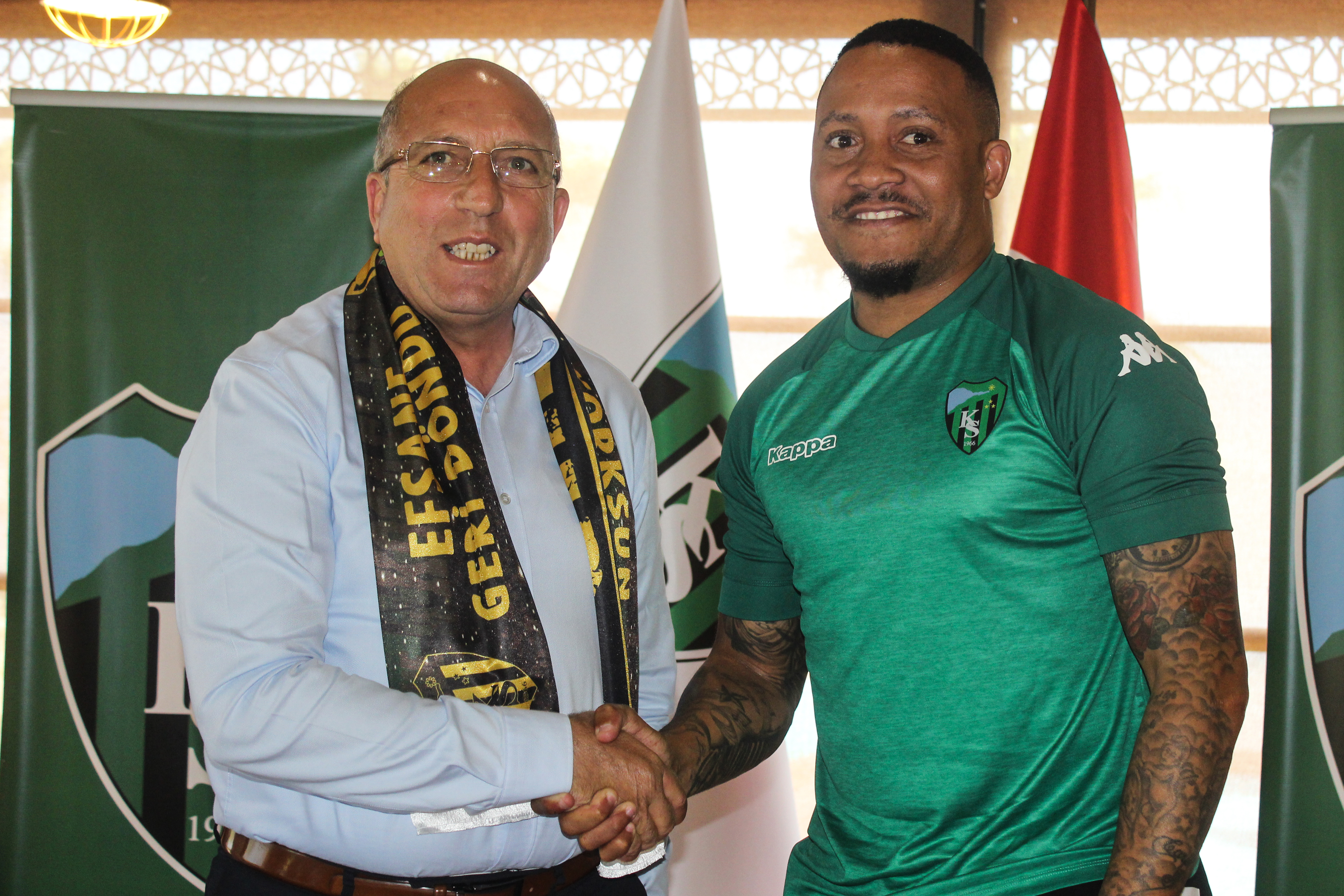Futbolcumuz Dino Ndlovu için imza töreni düzenlendi.
