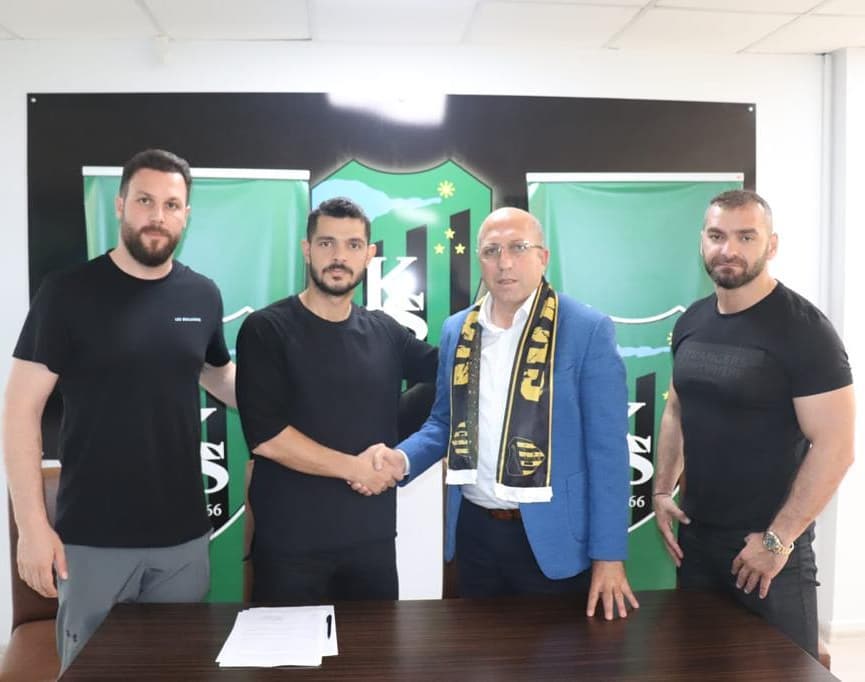 Mesut Özdemir'e imza töreni düzenlendi.